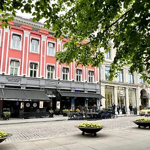 Karl Johans Gate 35 *